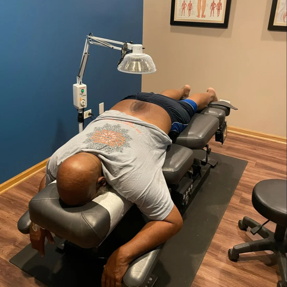 Almohadillas de luz infrarroja Anodyne sobre los pies en Juarez Chiropractic en Chicago