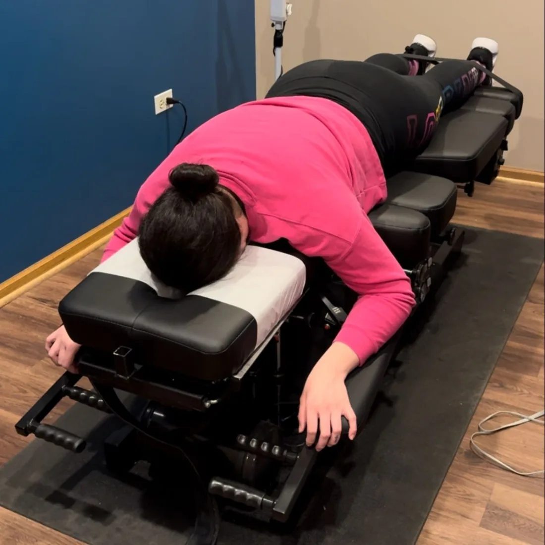 Descompresión espinal suave por flexión-distracción sobre una mesa segmentada en Juarez Chiropractic en Chicago